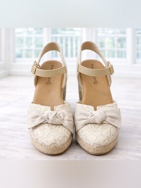 BareTraps Arabella Cream Lace Bow Espadrille Wedges Size 9 NWOT